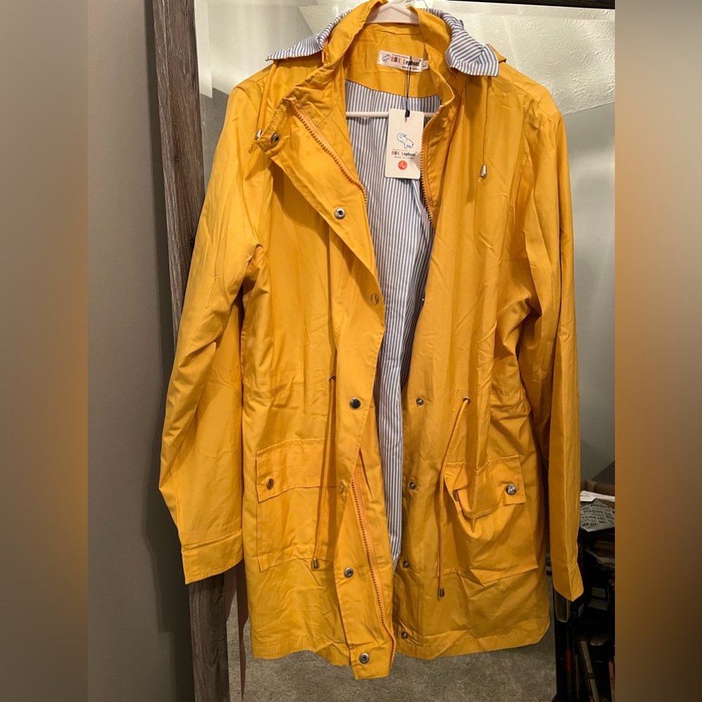 Yellow women’s rain jacket / large NWT 💛 retails $48 MAKE AN OFFER
